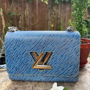 LOUIS VUITTON
Epi Twist Shoulder Bag